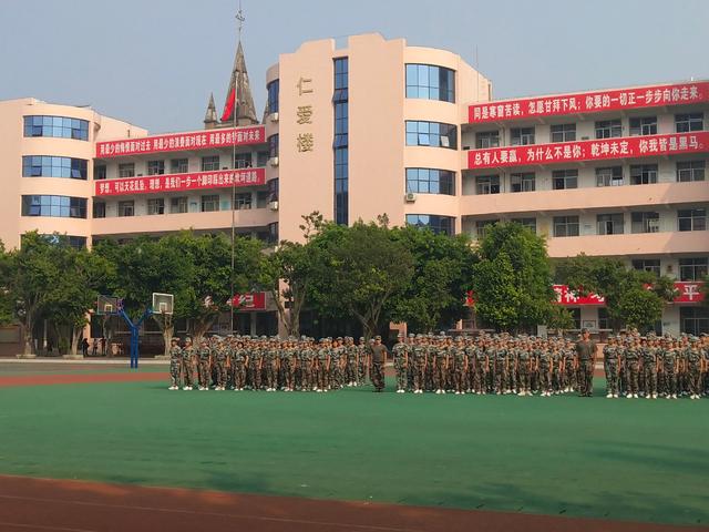 青春正当时沙场秋点兵遂宁二中高一军训圆满结束