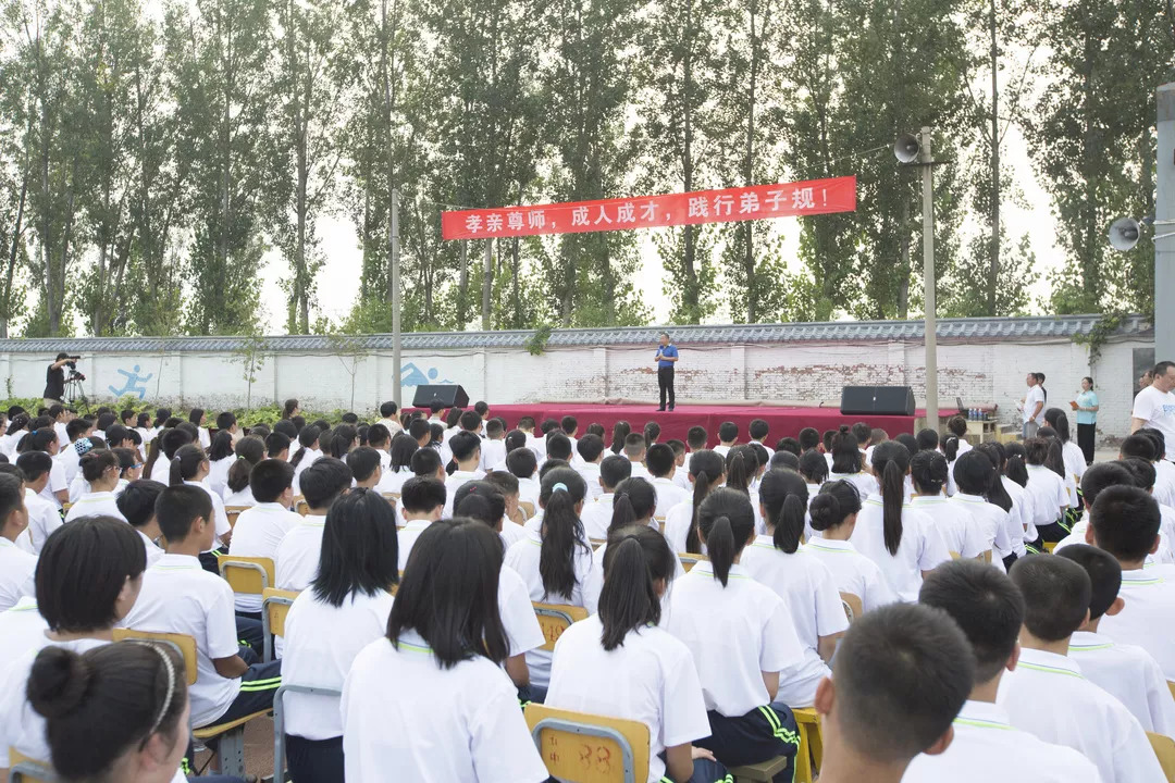 香河五中校领导给学生创建学习传统文化《弟子规》平台,利人公益文化