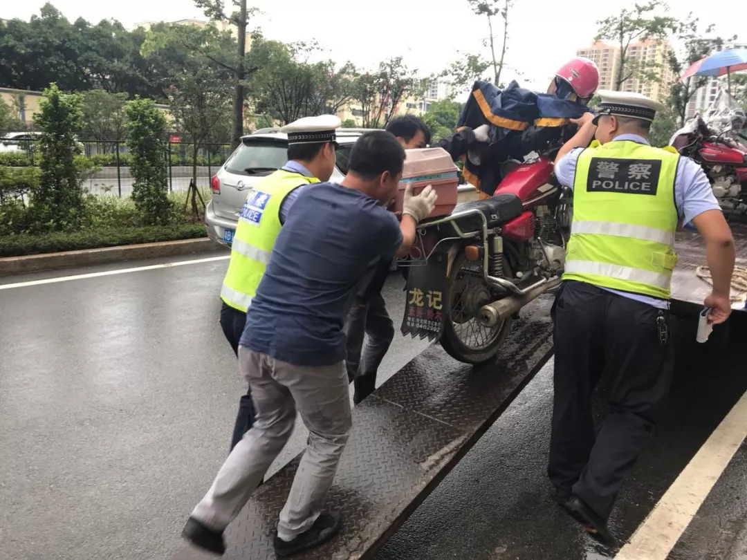 注意了龙川交警在全县范围内严查摩托车违法行为