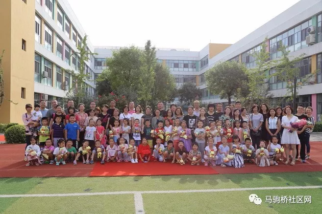 为了给一年级新生营造充满温馨的大家庭氛围,马驹桥镇中心小学实验