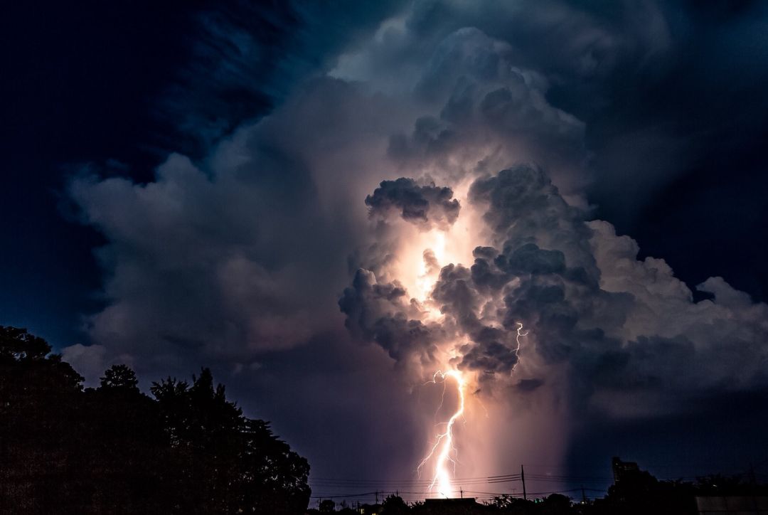 前几天的傍晚,日本关东北部地区惊现超大积雨云,云中还时不时放出闪电