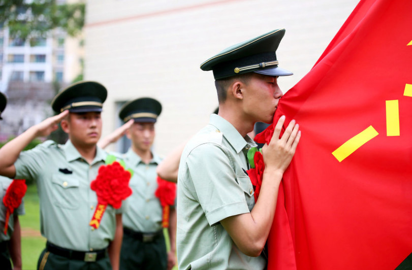 退伍兵卸衔后亲吻肩章军旗,与战友