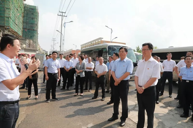 我县党政代表团还来到睢宁县梁集镇幸福家园,幸福春天安置房,魏集镇