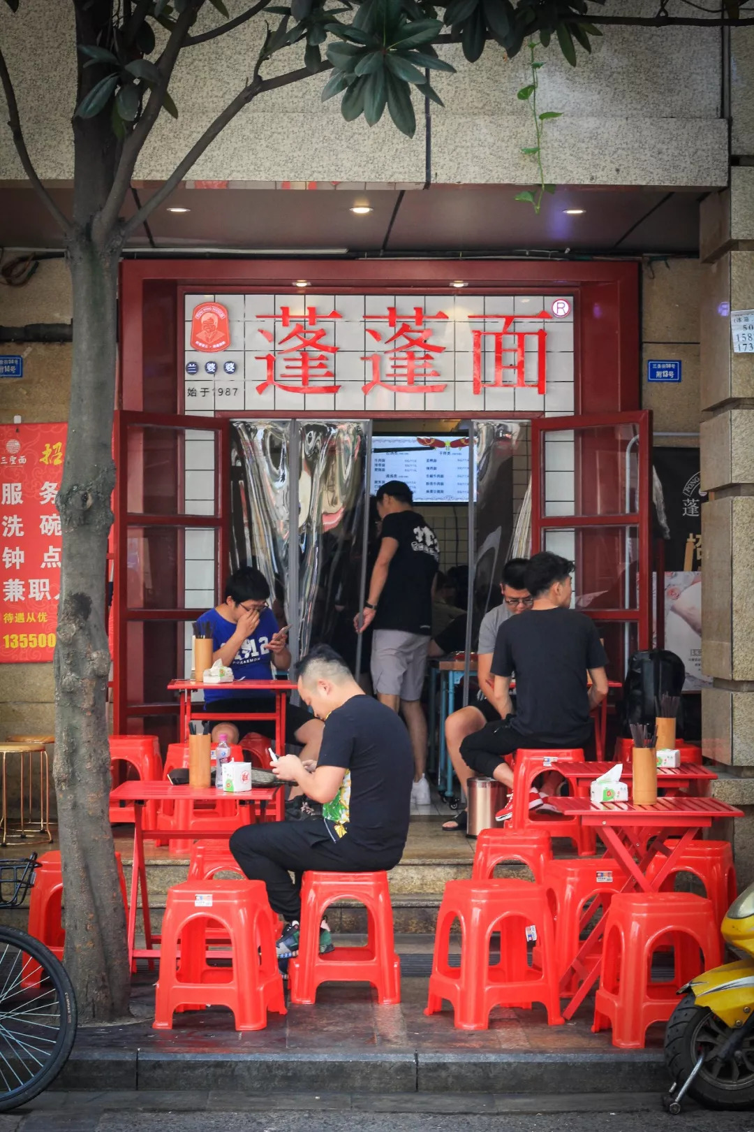 送100碗你没吃过的面!成都老街上的面馆子,这么"港"还是头回见