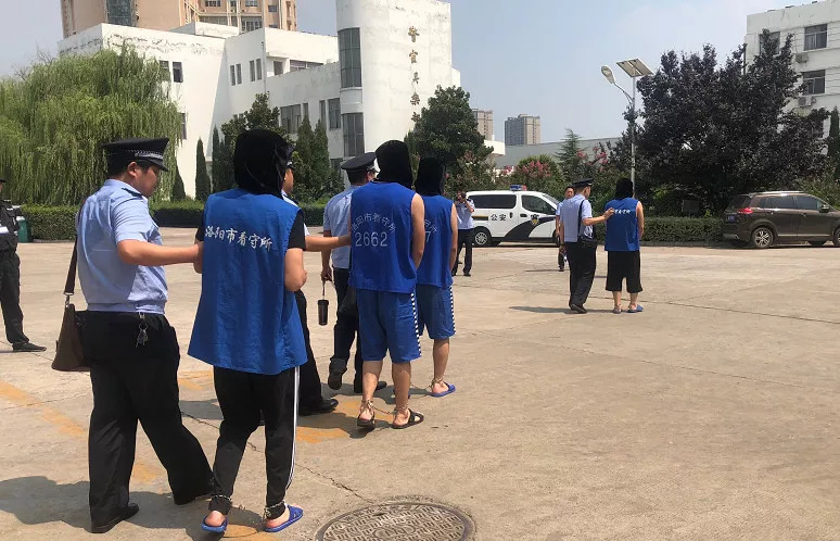 警车在看守所集结完毕8月27日14时,洛阳市看守所,民警对6名犯罪嫌疑人