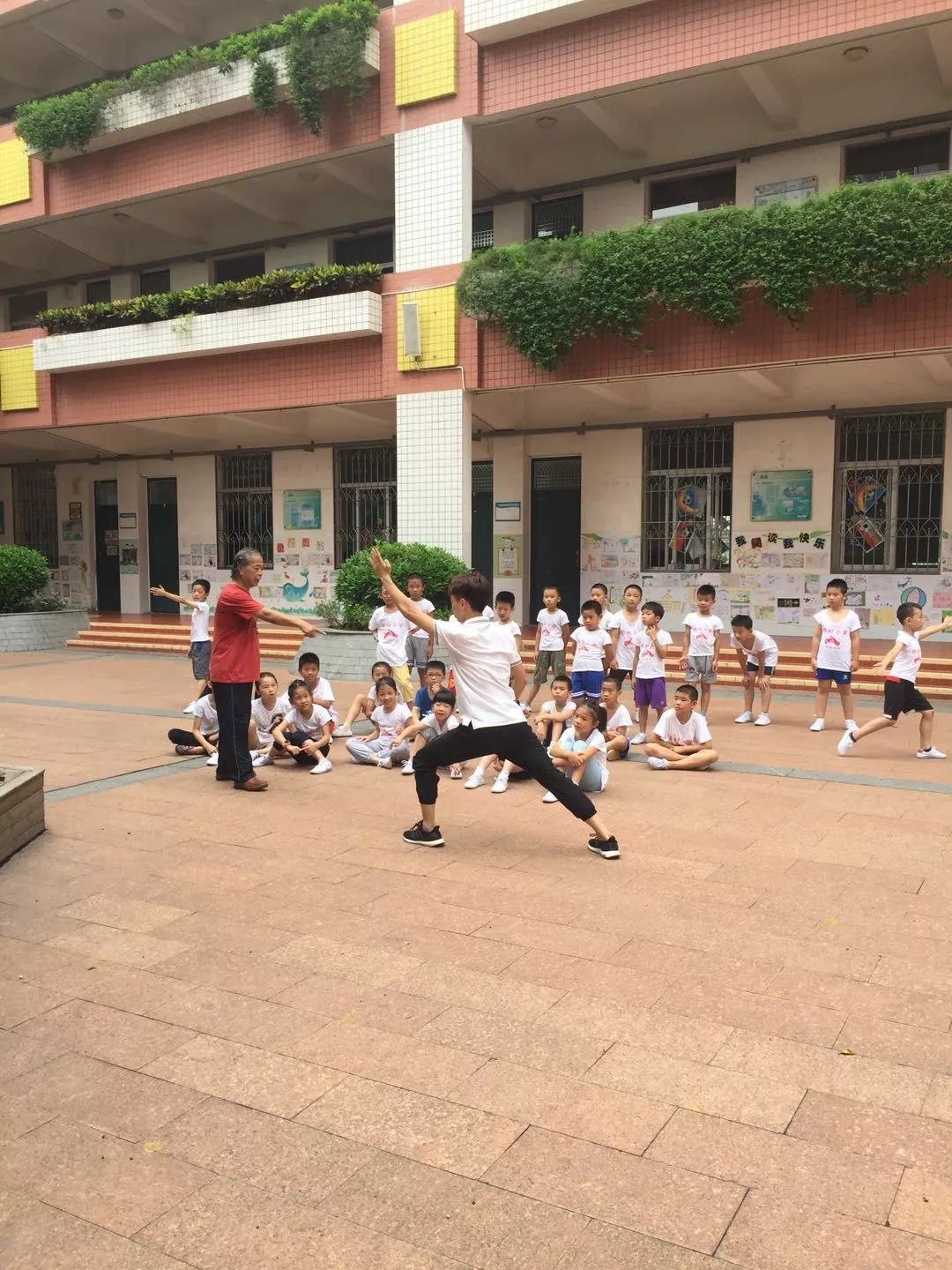 一次偶然的机会,梧村小学陈昆榕校长与叶草生先生相遇,两人相谈甚欢