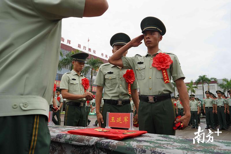 多图|是什么让一群钢铁男儿流下热泪?今天,可爱的武警老兵们退伍了