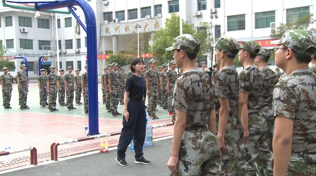 冷水江工业中等专业学校:入学第一课 军训铸刚强