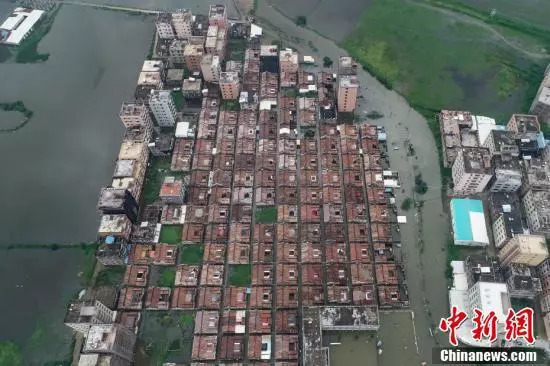 普宁市占陇镇石港村民众在水中运送生活用品.