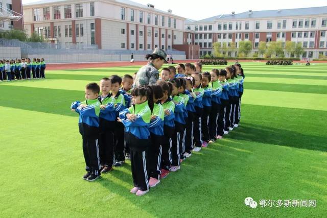 康巴什区第八小学的新生从老师手中,领到了属于自己的第一套校服,迫不