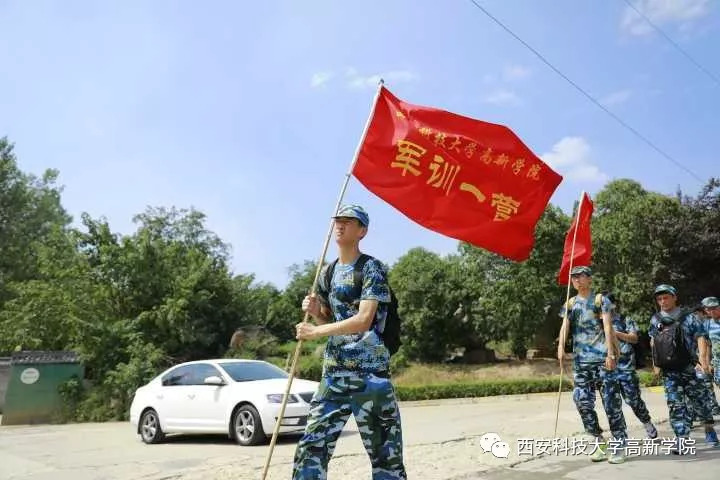 在领导老师的组织和军训教官的带领下,高擎连旗,斗志昂扬,向着太阳