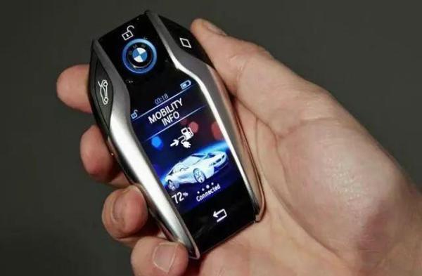 宝马车钥匙紧跟时代,实现电子化,带有液晶屏幕,从显示屏中可以清楚的