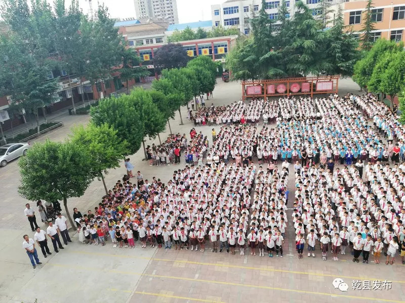 高庙小学同学们升国旗