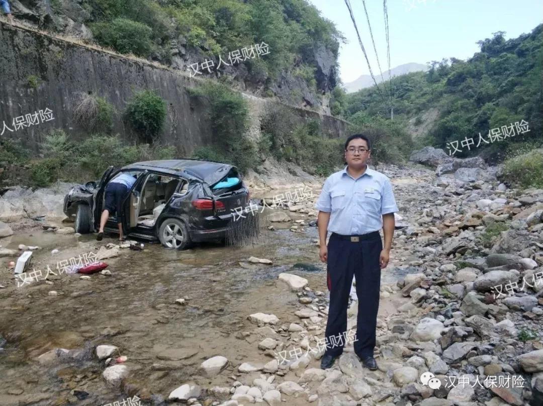 西乡一辆越野车,侧翻坠崖4人重伤!