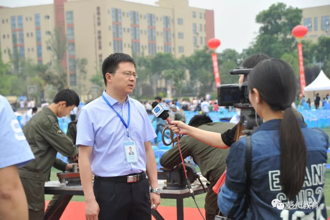 周川益男,中共党员,大学本科学历,在职研究生,中小学高级教师,成都