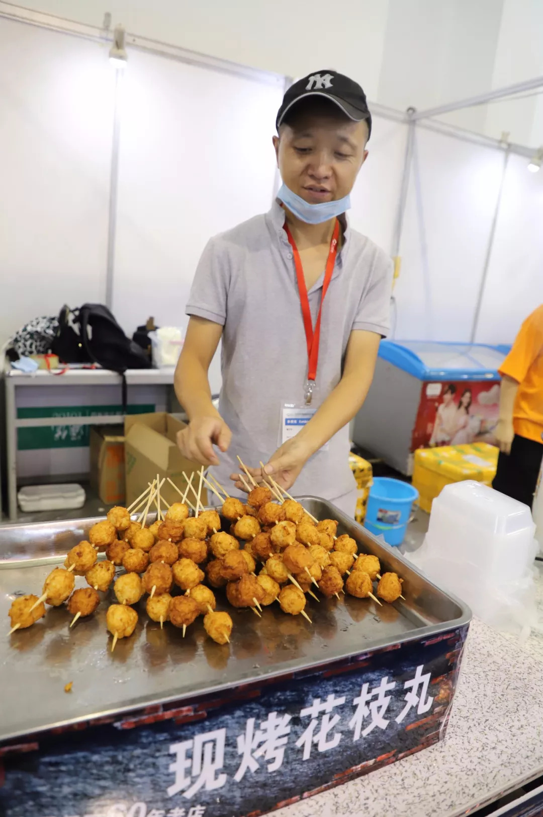 现烤花枝丸!台湾拉丝热狗!凉皮!蛋仔冰淇淋!