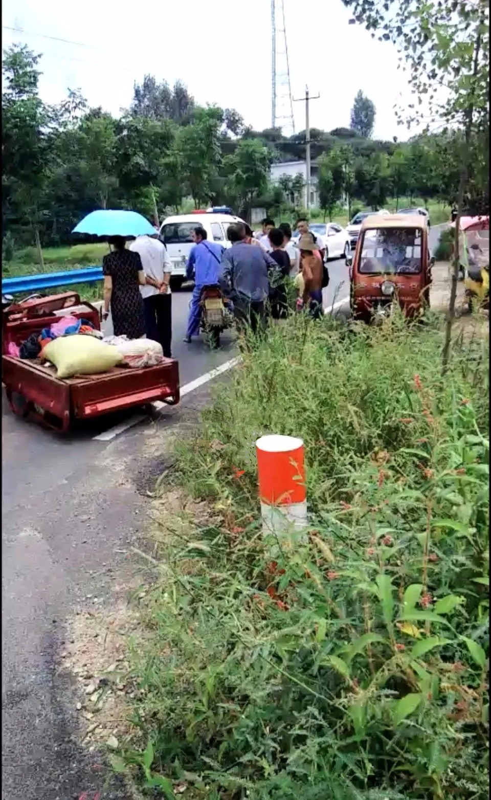 30号中午 六安裕安区独山镇钱店村发生交通事故 一辆大货车把三轮车