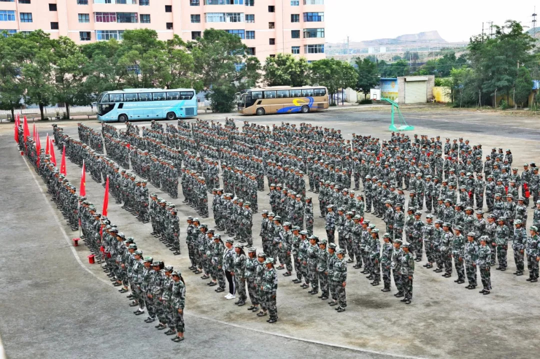 华山教育集团西北学区2018级新生军训活动圆满完成