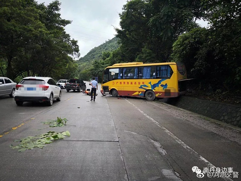 南丹开往金城江方向的客车与摩托车相撞,结果