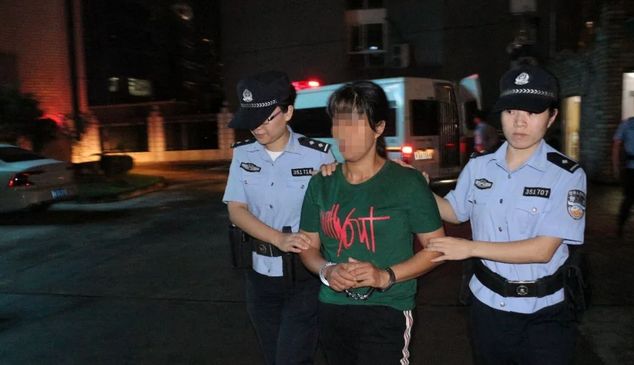 又出手了连江法院深夜抓老赖抓捕现场曝光