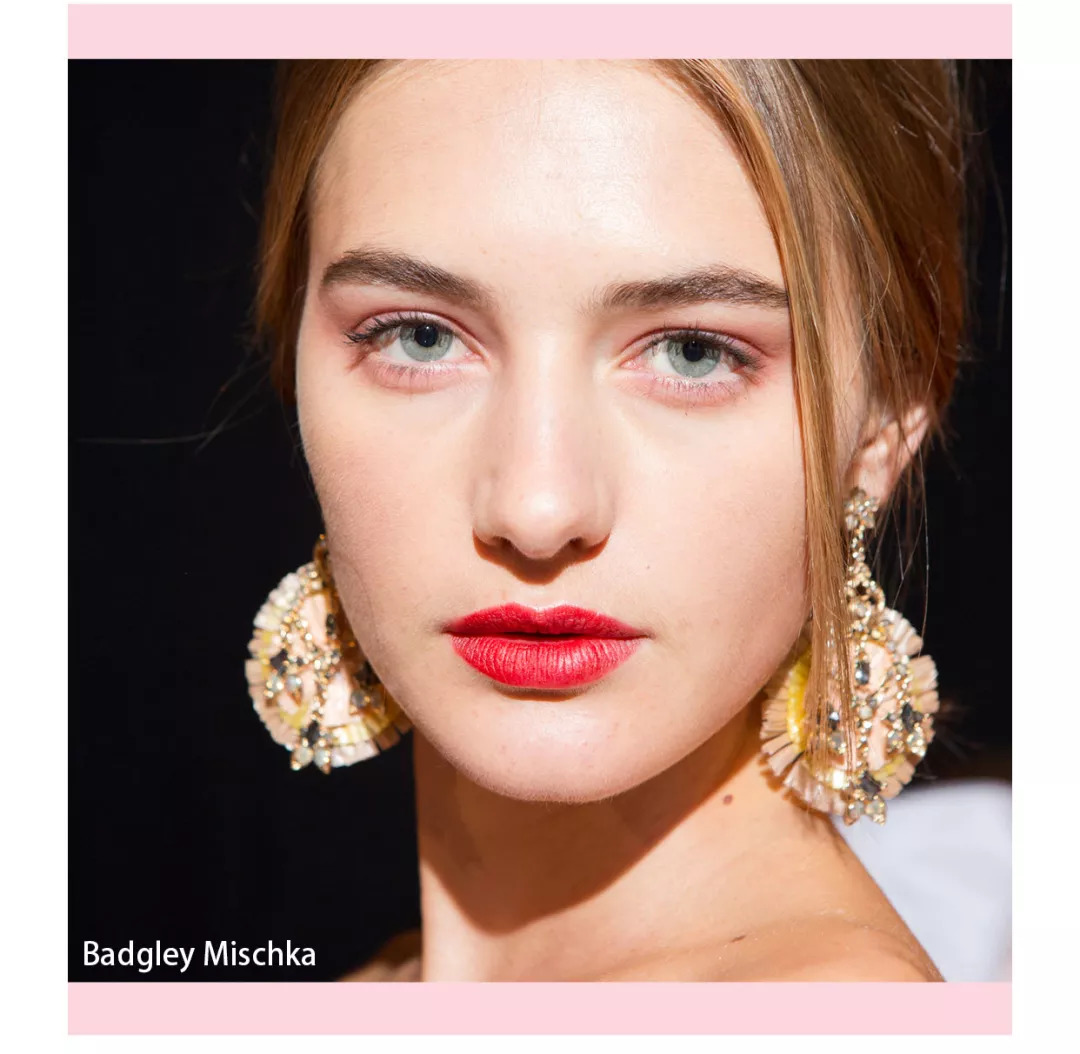 2018 春夏纽约时装周中badgley mischka的大秀就用了粉色的眼影.