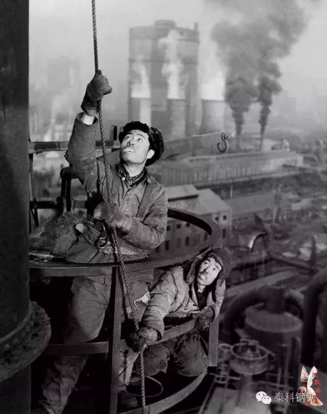 1950年,鞍钢工人修复瓦斯管道,他们是专业而勇敢的.