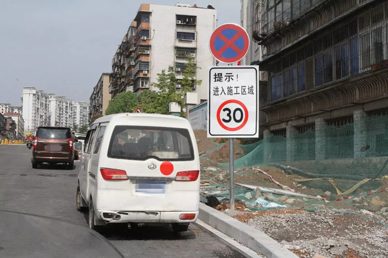 全段禁止中型货车,大型货车通行(办理通行证的施工车辆除外.