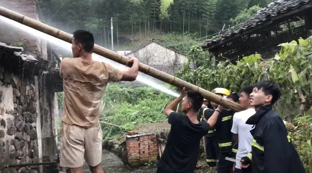 回程途中遇到该乡上庄村一民房发生火灾,四人当机立断前往火灾现场