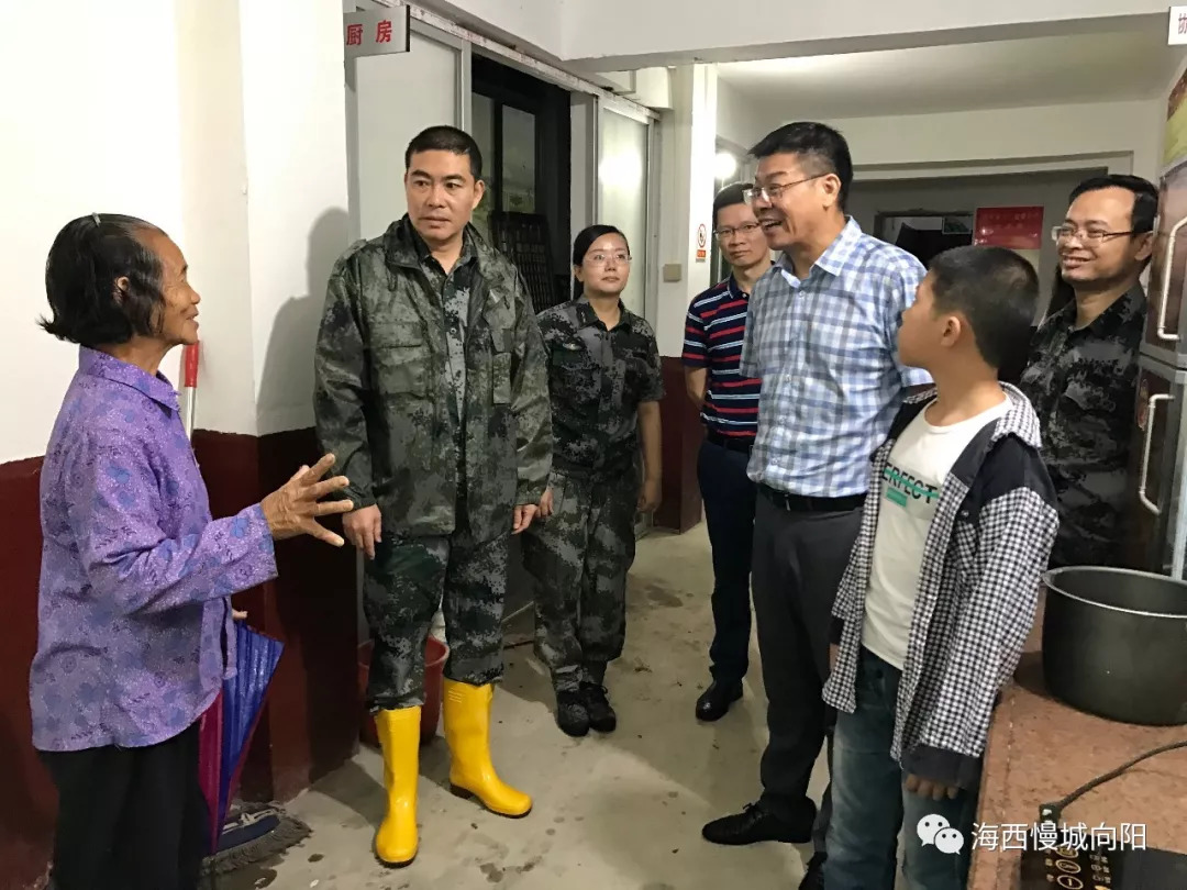 领导关心 市挂钩领导,市人大党组成员潘爱忠奔赴向阳指导防暴雨工作