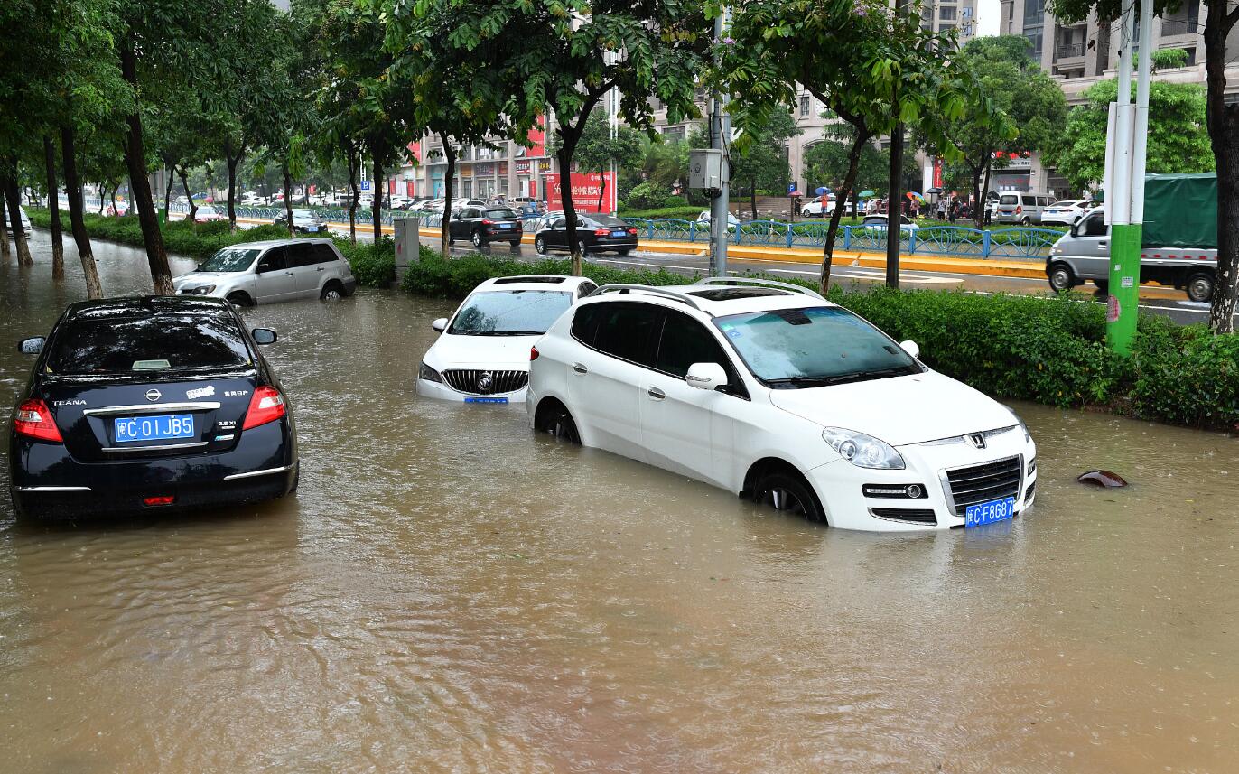 福建暴雨红色预警 汽车成"潜水艇"和"水上漂"