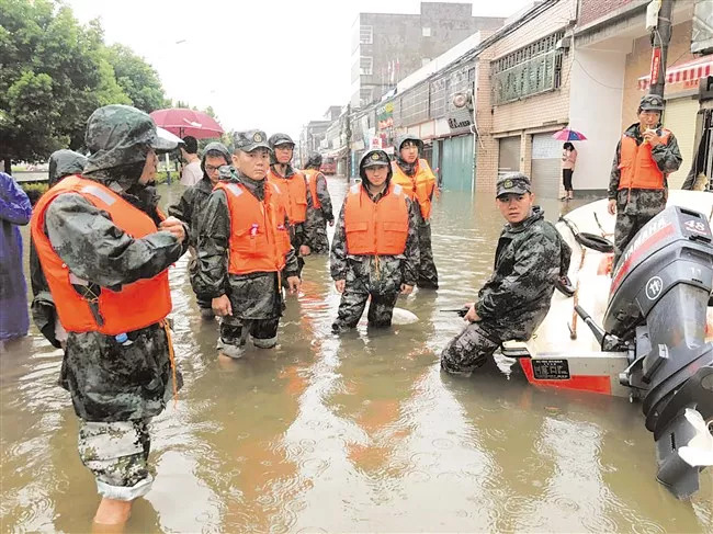 汕头警备区官兵分赴多地抗洪抢险救灾