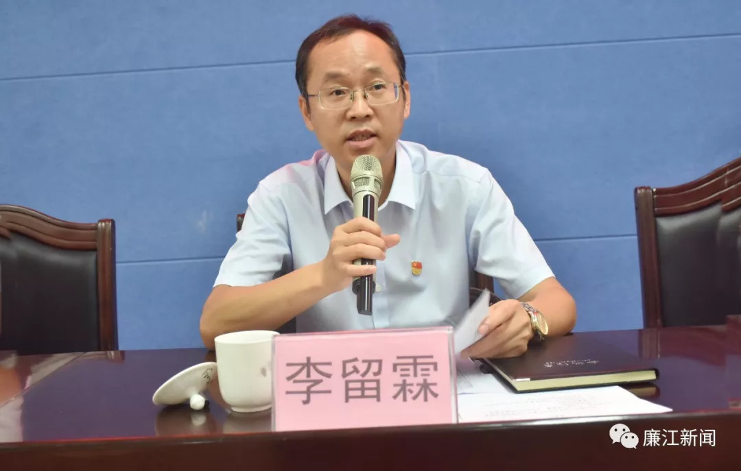 他充分肯定了廉江中学退休校长陈小波在抓教育教学,加强教风,学风