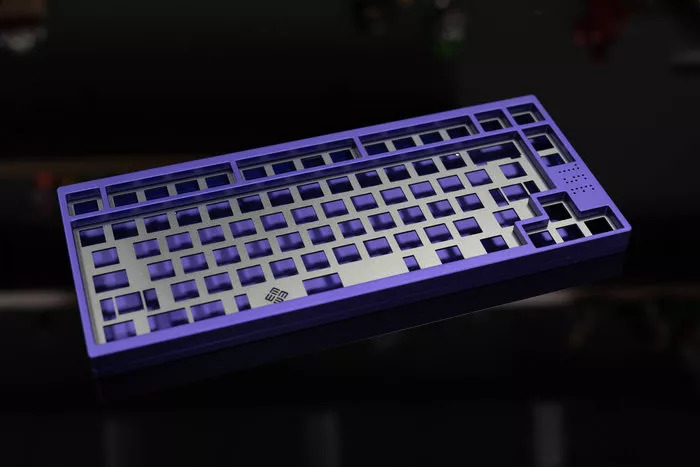 r2 提供全新的 4 种颜色选项并且提供夹心均光板和 gmk space cadet