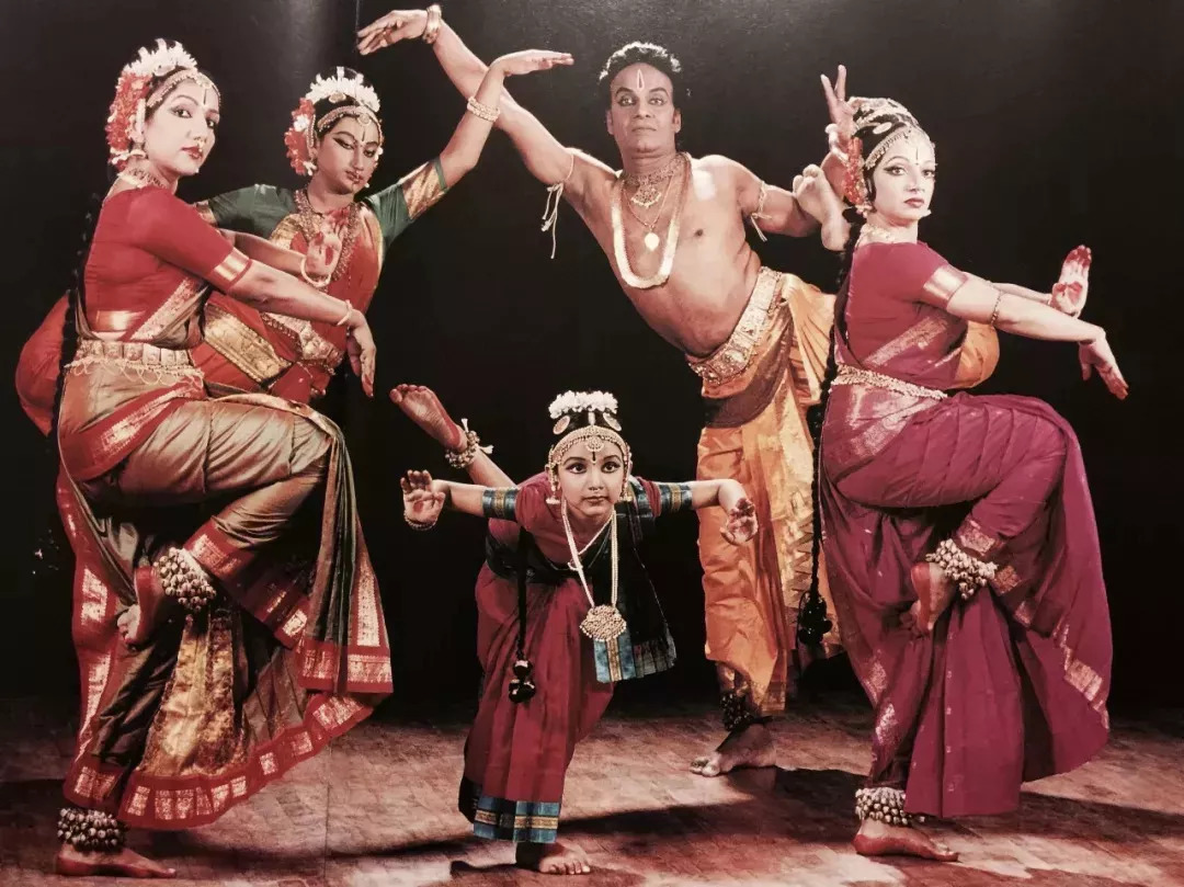 图17 印度古典舞七大流派百花齐放中的库奇普蒂流派三,a=a b c的