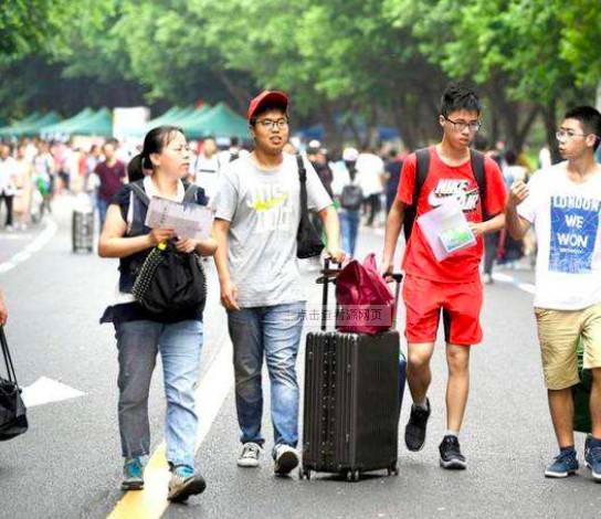 农村大学生上学,对比城市大学生,这才是真实生活!