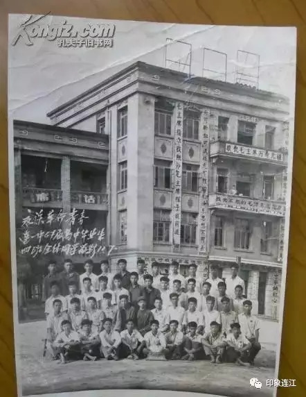 26毕业生合影1972年连江琯头中学七一届二连一排全体毕业生合影1973年