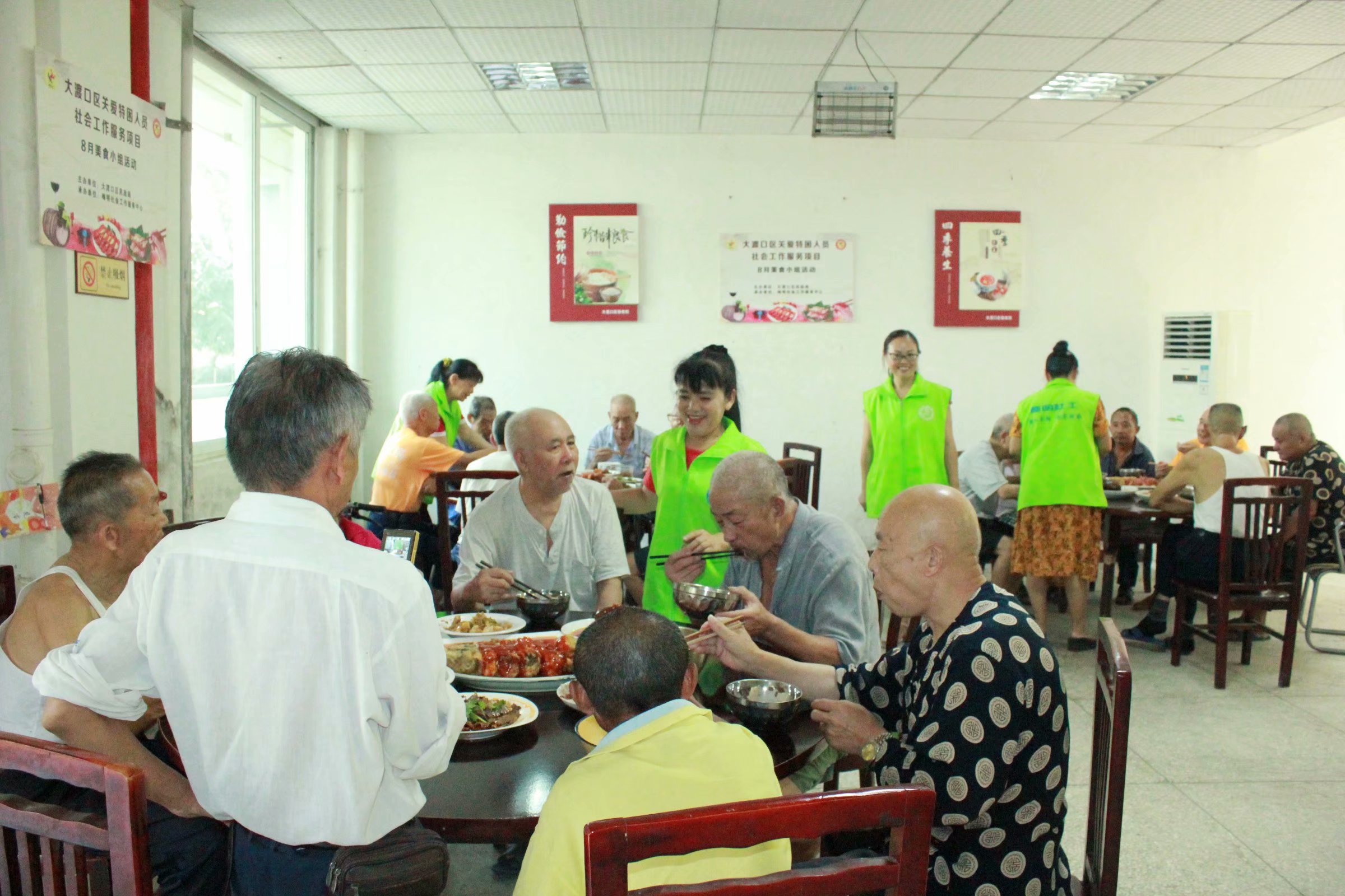 大渡口区社工为敬老院老人送美食活动_唐仕明