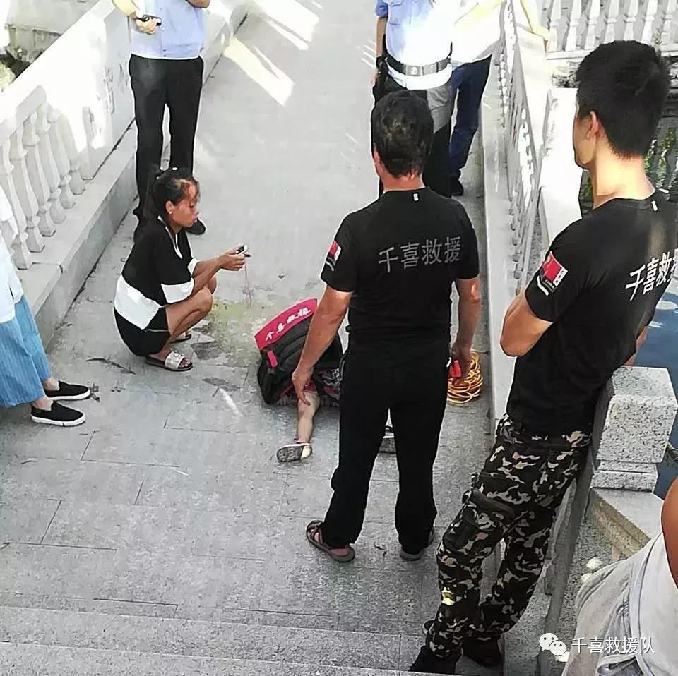 云南4岁女童溺亡 又是家长贪看手机惹的祸!