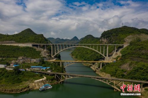 贵州织普高速夜郎湖特大桥建成通车_普定