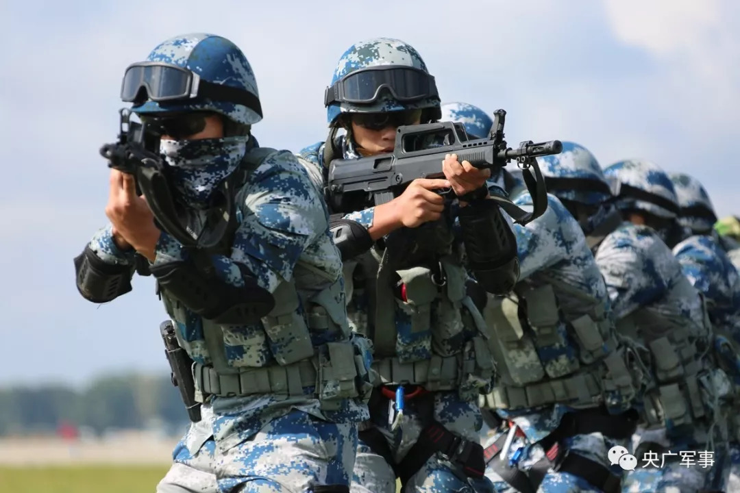 空降兵空中突降分队正在索降空降兵突击行动闪亮登场,直升机的轰鸣声