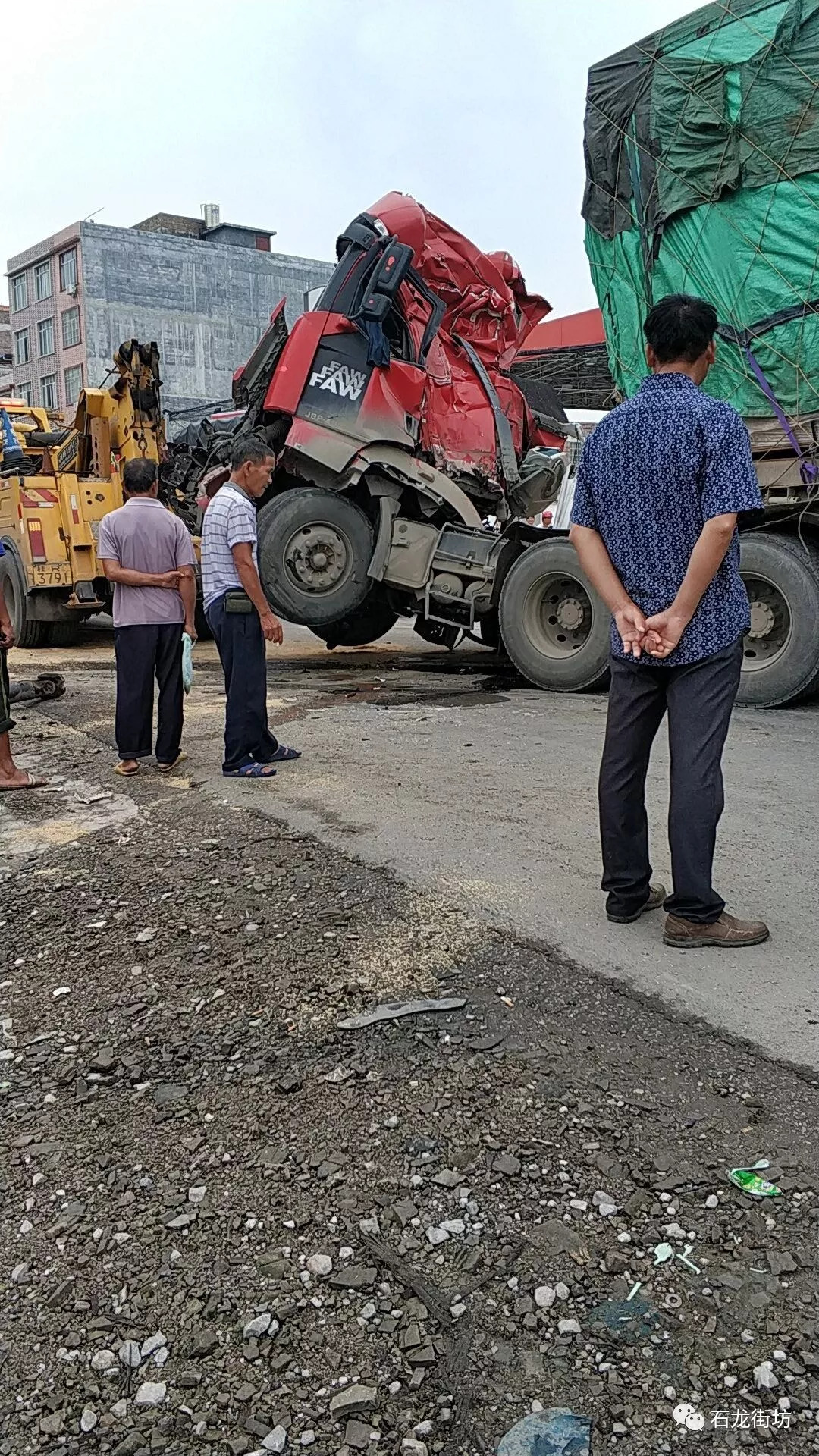 石龙供销社加油站路段昨早车祸,大货车头变"牛耳饼"