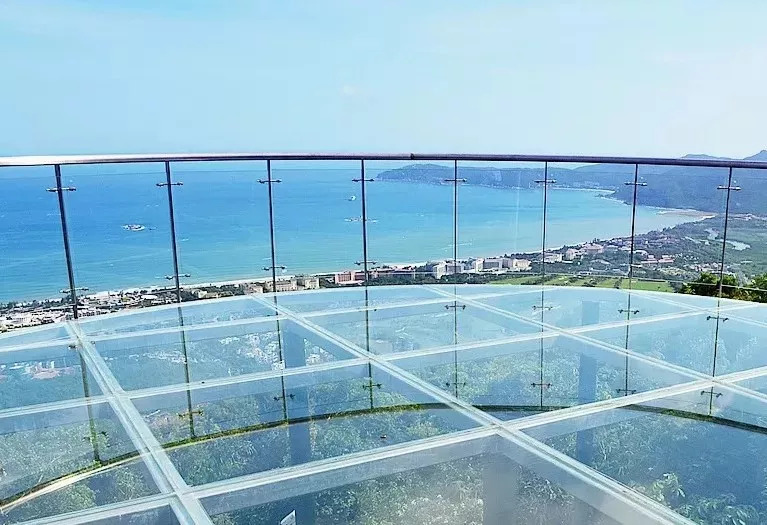 大佛石全海景玻璃栈道环绕世界最大天然弥勒石佛而建,全长400米,最宽