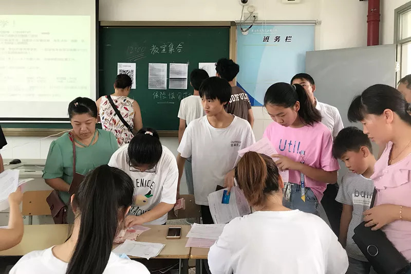 今天,嘉善信息技术工程学校全体同学到校报到学习!