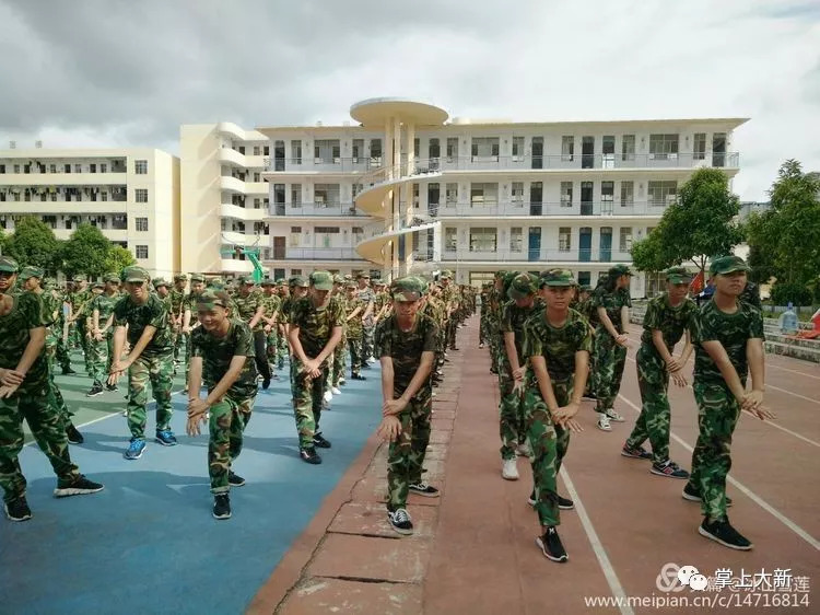 几乎所有的初一,高一新生与大一新生都会参加军训 这不,大新桃城一中