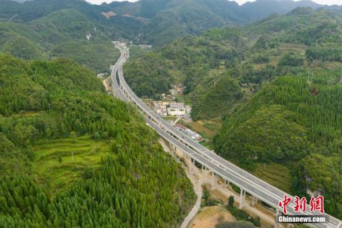 贵州织普高速夜郎湖特大桥建成通车