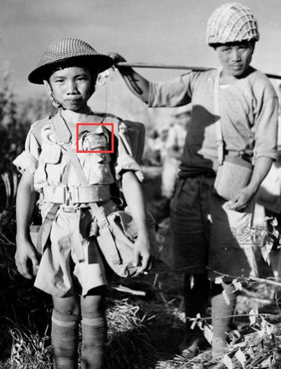 这是中国童子军用空汽油桶搭建浮桥.