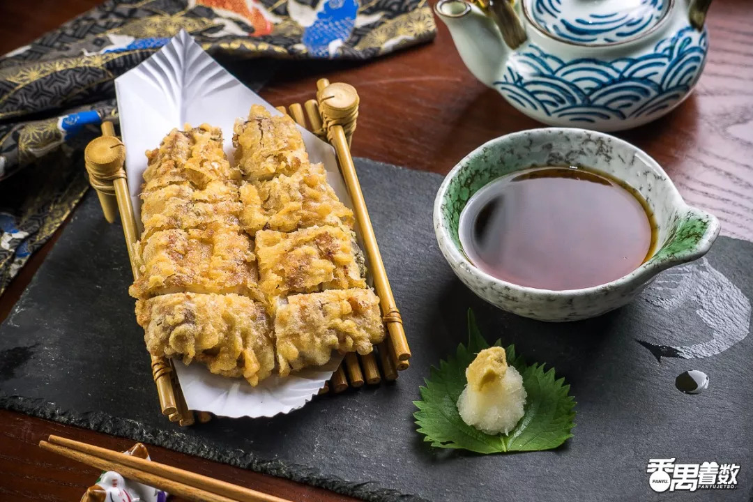 和川的鳗鱼天妇罗选用新鲜活鳗,鱼肉鲜嫩,外面的天妇罗衣酥脆,再蘸一