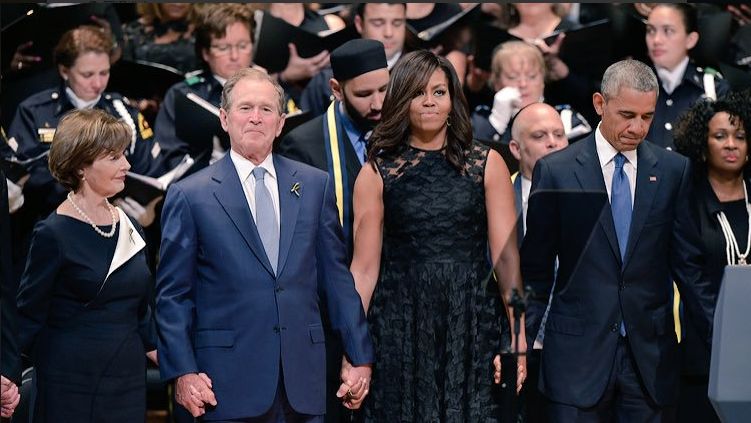 小布什与奥巴马夫人的"暖心甜蜜",竟在麦凯恩葬礼上曝光.