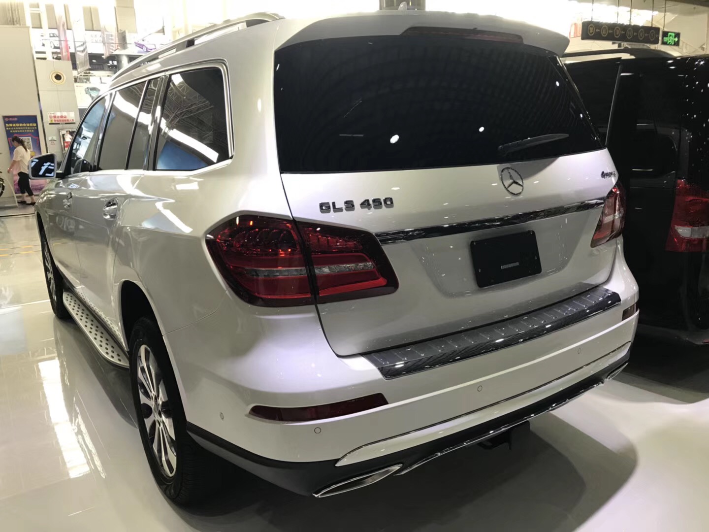 白色奔驰gls450suv