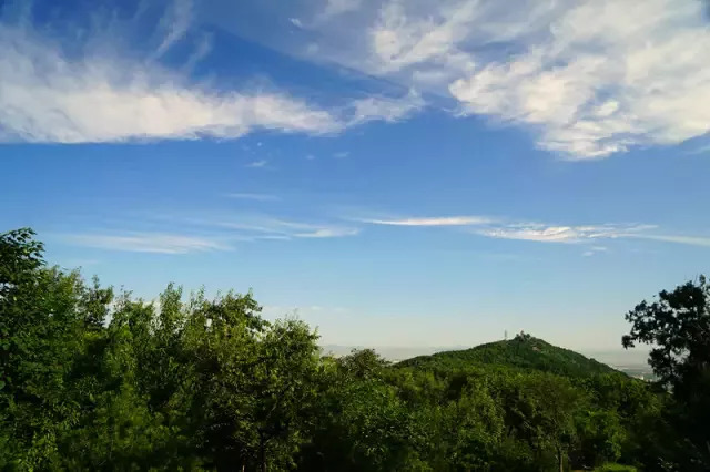 很有一种"宠辱不惊,看庭前花开花落;去留无意,望天空云卷云舒"的意境